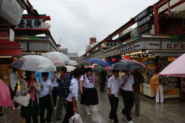 Compradores compulsivos (28 de mayo) - De Templos, chonis y soles nacientes. Diario de un sueño hecho realidad (1)
