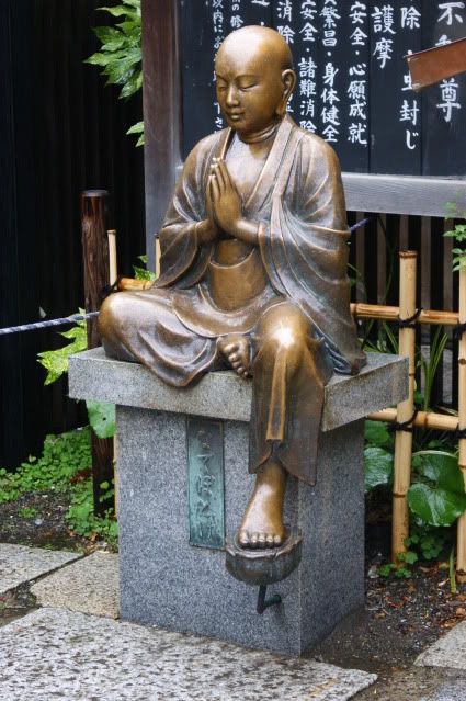 Compradores compulsivos (28 de mayo) - De Templos, chonis y soles nacientes. Diario de un sueño hecho realidad (3)