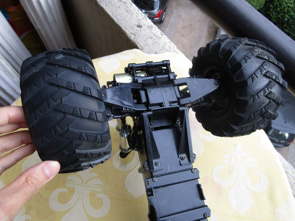 photo Kyosho Hi Rider chassis underside 01_zpsqj2vuhnl.jpg